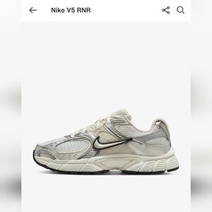 Nike V5 RNR Cream and Black Athletic Shoes